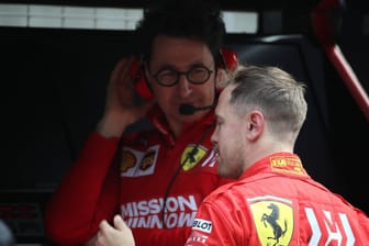 Ferrari: Teamchef Binotto (l.) musste Vettel im Mai das Aus beim Rennstall verkünden.
