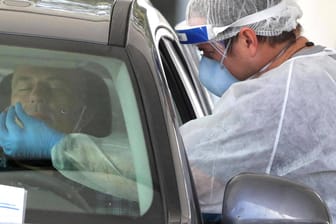 Corona-Test in Florida: Die USA sind am stärksten von der Pandemie betroffen und meldeten nun erstmals 100.000 Neuinfektionen an einem Tag.
