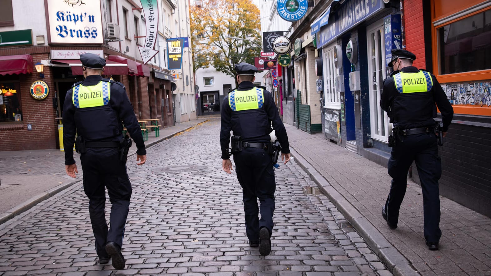 Polizisten nahe der Reeperbahn in Hamburg: Bars und Restaurants müssen ab Montag geschlossen bleiben.