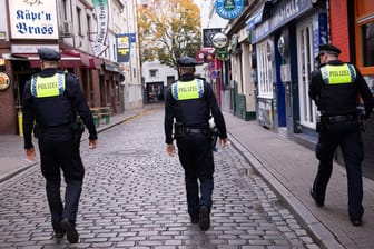 Polizisten nahe der Reeperbahn in Hamburg: Bars und Restaurants müssen ab Montag geschlossen bleiben.