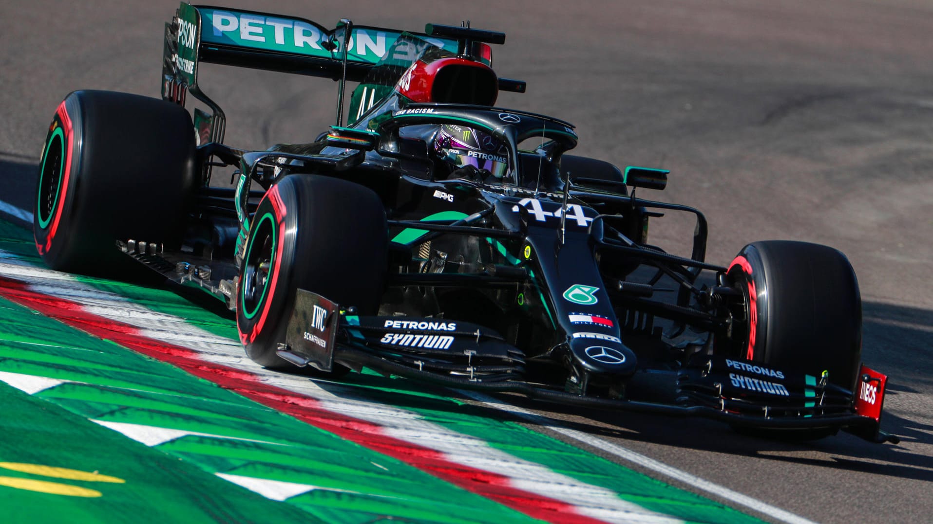 Lewis Hamilton auf der Strecke in Imola.