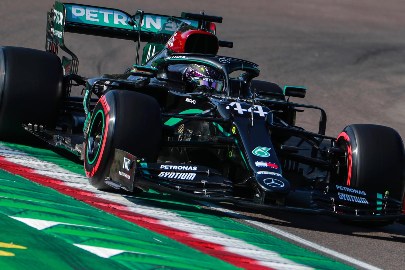 Lewis Hamilton auf der Strecke in Imola.