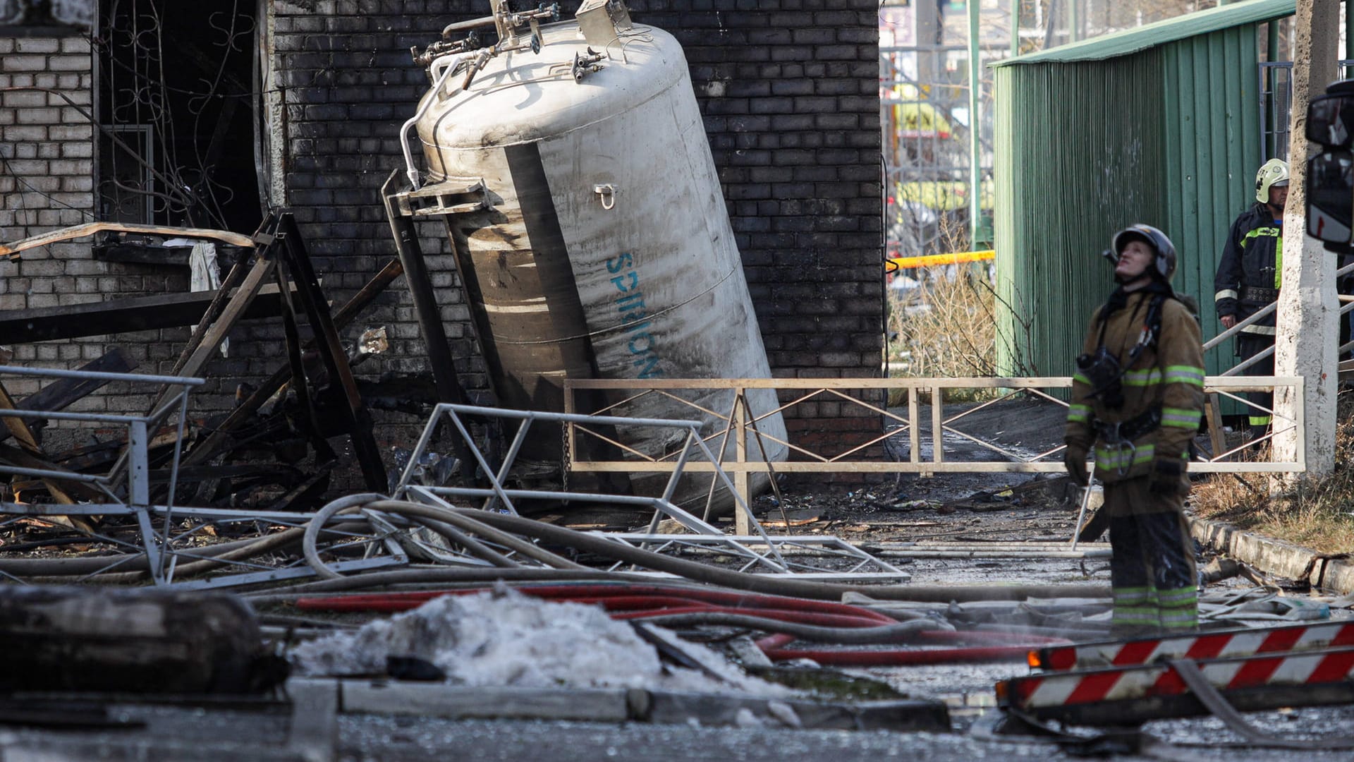 Unglücksort in Tscheljabinsk: Ein Tank mit Sauerstoff ist vor einem Krankenhaus explodiert. Unglücksort in Tscheljabinsk: Ein Tank mit Sauerstoff ist vor einem Krankenhaus explodiert.
