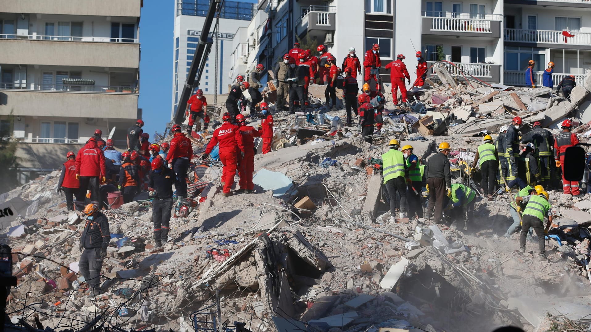 Türkei, Izmir: Rettungskräfte suchen nach Überlebenden in den Trümmern eines eingestürzten Gebäudes.