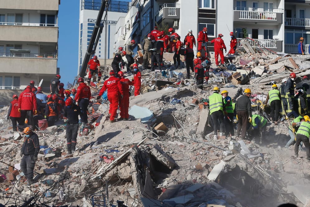 Türkei, Izmir: Rettungskräfte suchen nach Überlebenden in den Trümmern eines eingestürzten Gebäudes.