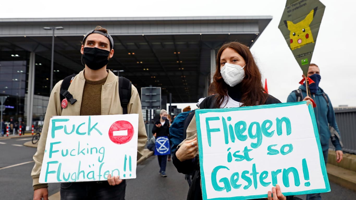Protestaktion gegen den BER: Umweltaktivisten demonstrieren am Eröffnungstag vor dem Terminal.