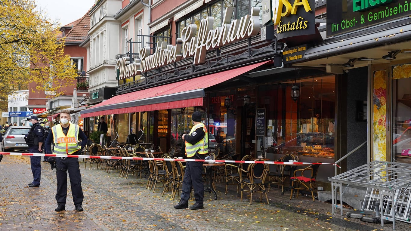 Wiener Kaffeehaus in Berlin: Eine Seniorin ist mit ihrem Auto in das Café gekracht.