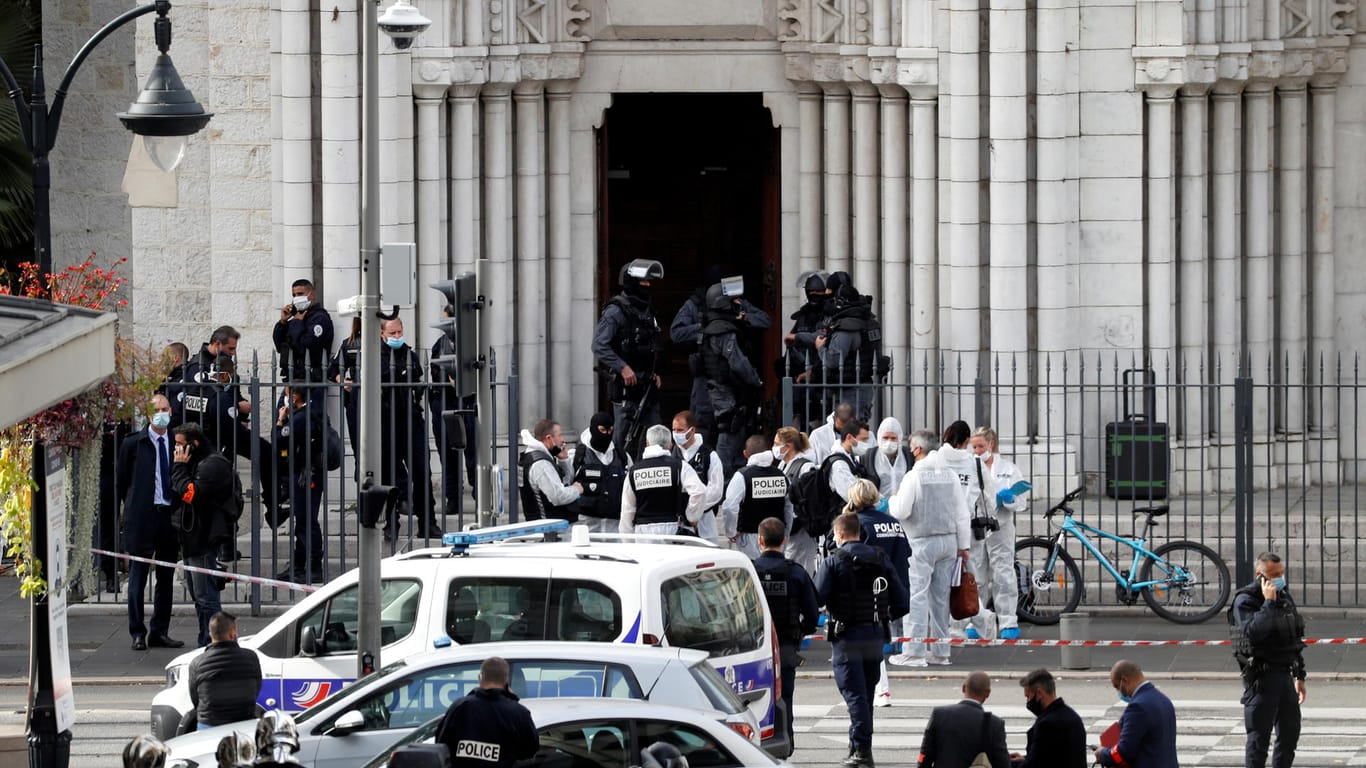 Die Kathedrale in Nizza: Polizisten sichern das Gebiet nach dem Anschlag in der Kirche.