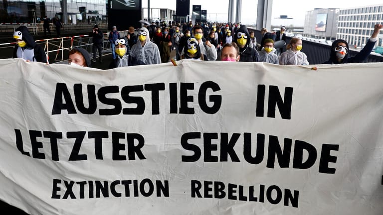 Klimaaktivisten demonstrieren am BER: Bei ihrem Protest fordern sie einen "Ausstieg in letzter Sekunde".