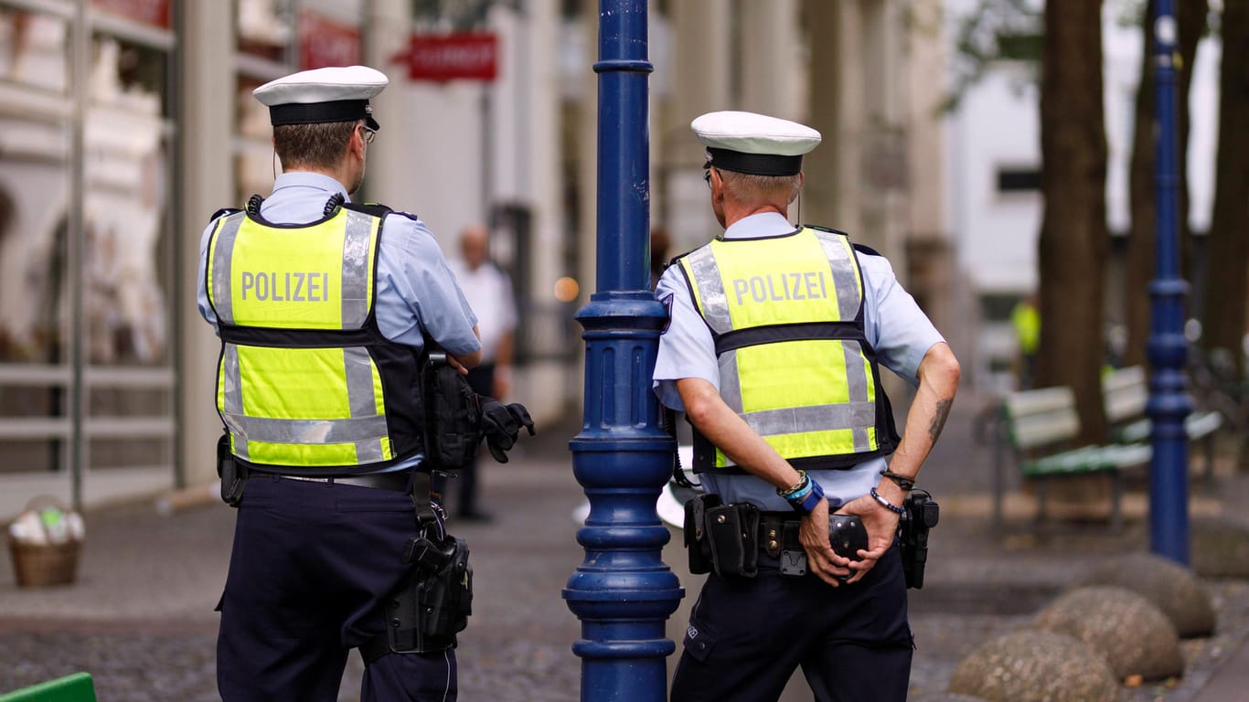 Zwei Polizisten in Uniform (Symbolbild): In Frankfurt sind zwei Polizeibeamte von Jugendlichen angegriffen worden.