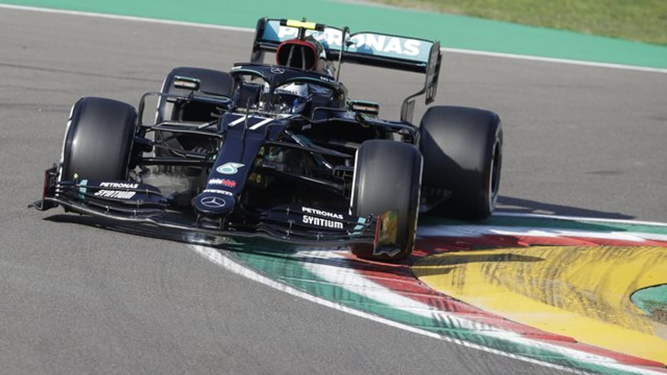 Der Finne Valtteri Bottas vom Team Mercedes AMG Petronas startet in Imola von der Pole-Position.