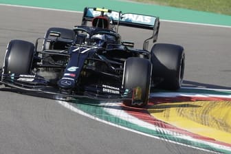 Der Finne Valtteri Bottas vom Team Mercedes AMG Petronas startet in Imola von der Pole-Position.