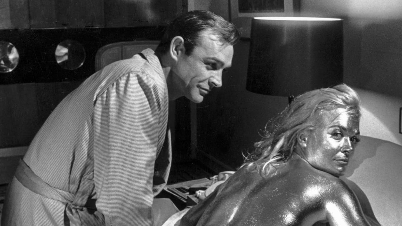 Sean Connery: In der Rolle des James Bond war er im Film "Goldfinger" im Jahr 1964 mit Shirley Eaton zu sehen.