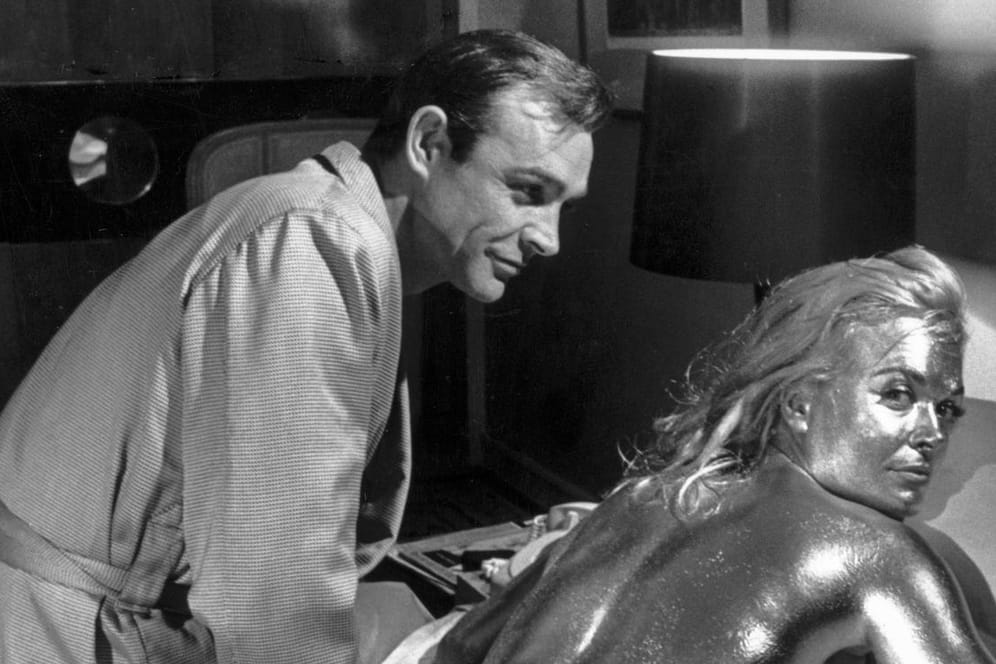 Sean Connery: In der Rolle des James Bond war er im Film "Goldfinger" im Jahr 1964 mit Shirley Eaton zu sehen.