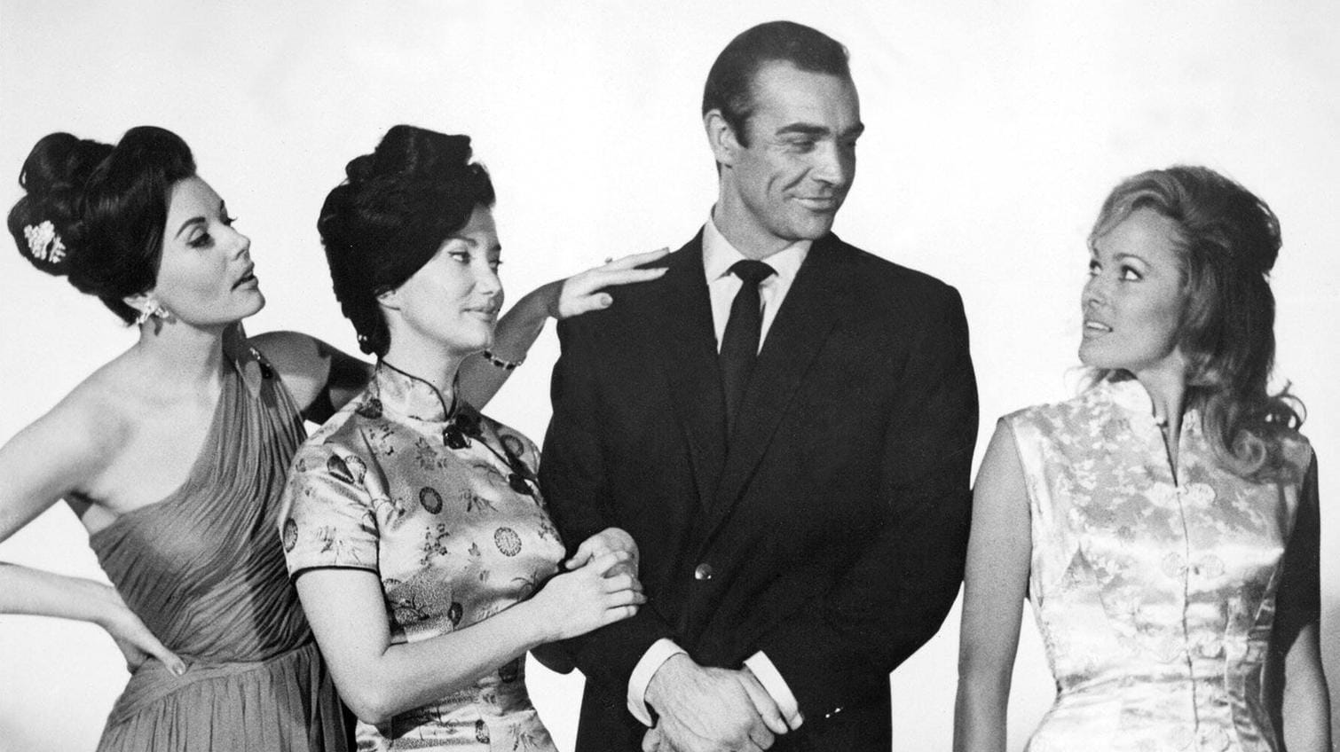 Sean Connery mit Eunice Gayson, Zena Marshall und Ursula Andress in "James Bond jagt Dr. No".