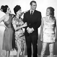 Sean Connery mit Eunice Gayson, Zena Marshall und Ursula Andress in "James Bond jagt Dr. No".