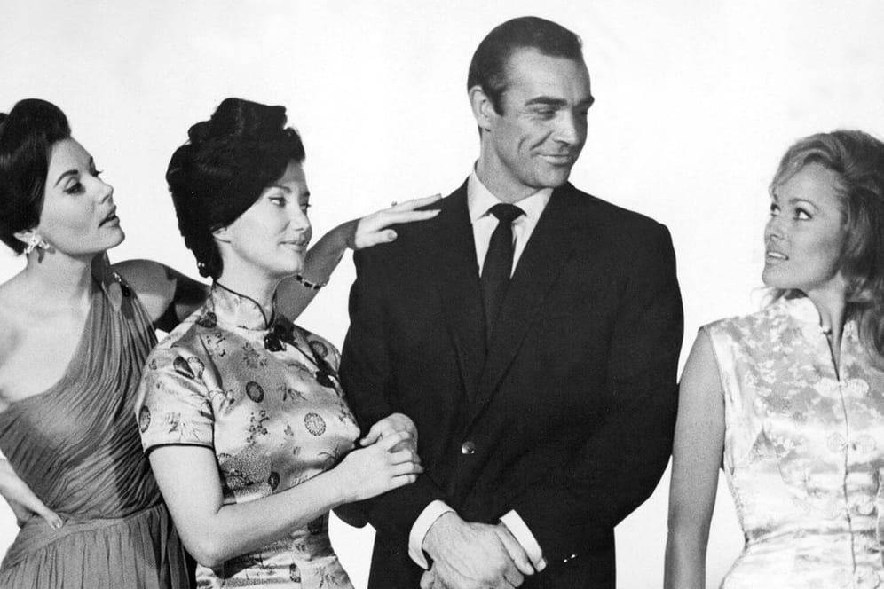 Sean Connery mit Eunice Gayson, Zena Marshall und Ursula Andress in "James Bond jagt Dr. No".