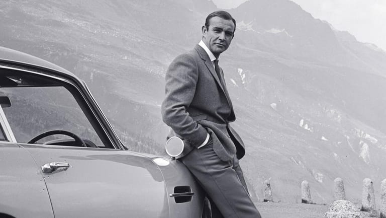 Beim Dreh zu "Goldfinger" in den Schweizer Alpen 1964: Sean Connery lehnt am legendären Aston Martin DB5.