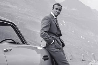 Beim Dreh zu "Goldfinger" in den Schweizer Alpen 1964: Sean Connery lehnt am legendären Aston Martin DB5.
