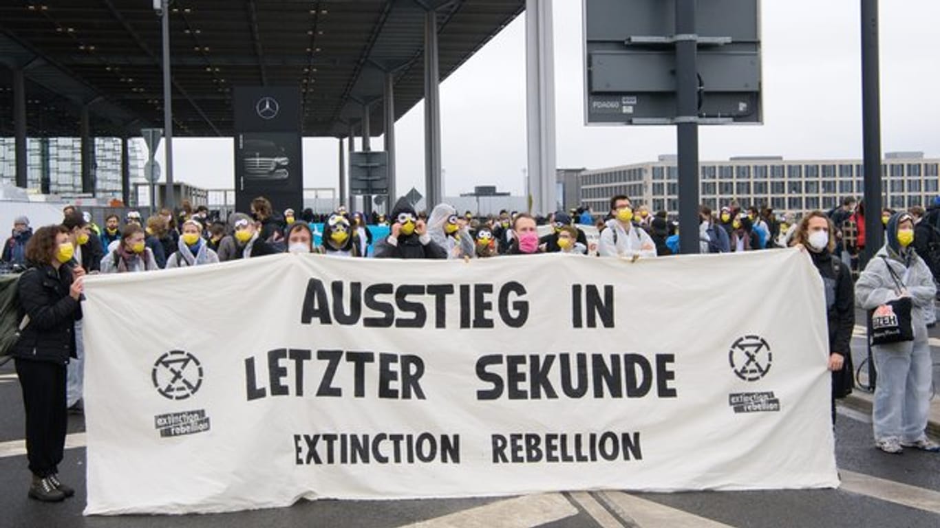 Transparent mit der Aufschrift „Ausstieg in letzter Sekunde: Am Terminal 5 des BER wollten Aktivisten den Start eines Flugzeugs verhindern.