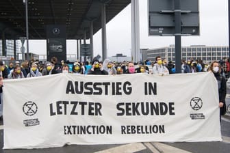 Transparent mit der Aufschrift „Ausstieg in letzter Sekunde: Am Terminal 5 des BER wollten Aktivisten den Start eines Flugzeugs verhindern.