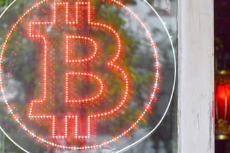 Die Digitalwährung Bitcoin steigt wieder im Kurs.