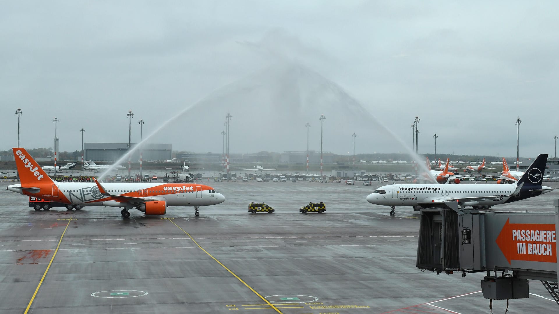 Begrüßungsfontäne: Nacheinander statt parallel mussten die beiden ersten Maschinen am BER landen, später rollten sie aufeinander zu in Richtung Terminal.