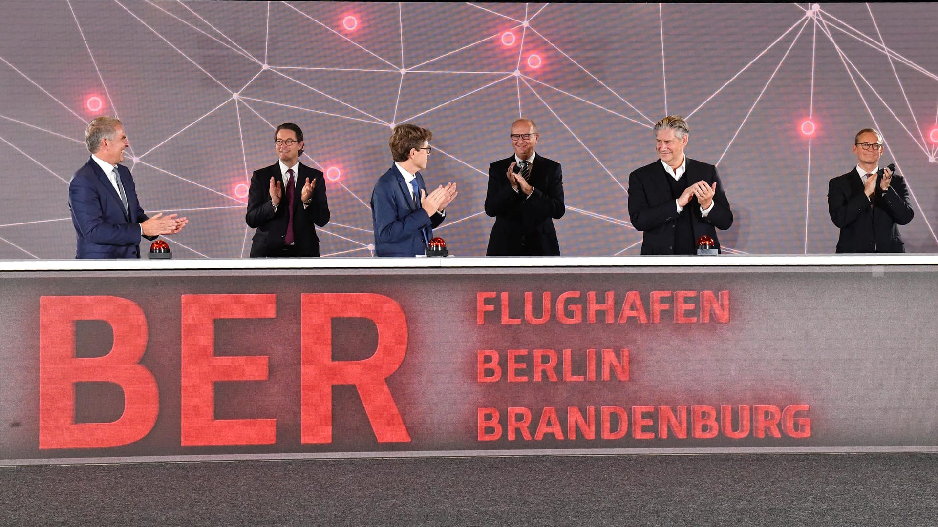 Applaus zum Start: Lufthansa-Chef Carsten Spohr (v.l.), Bundesverkehrsminister Andreas Scheuer, Flughafenchef Engelbert Lütke Daldrup, Brandenburgs Ministerpräsident Dietmar Woidke, Easyjet-CEO Johan Lundgren und Berlins Regierender Bürgermeister Michael Müller.