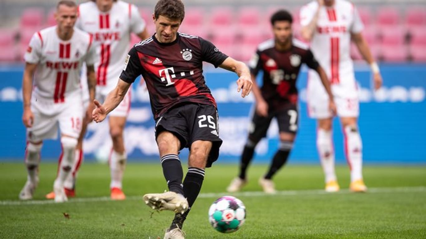 Bayerns Thomas Müller trifft per Strafstoß zur 1:0-Führung in Köln.