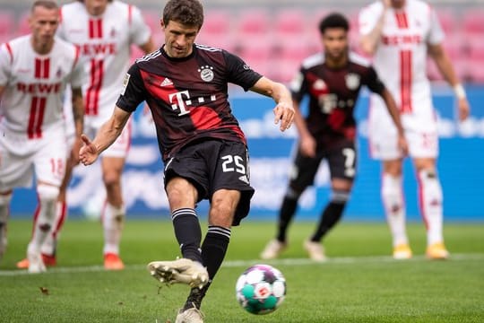 Bayerns Thomas Müller trifft per Strafstoß zur 1:0-Führung in Köln.