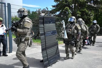 Sondereinsatzkommando (Symbolbild): In Hamburg durchsuchte das SEK Wohnungen und nahm mehrere Personen fest.