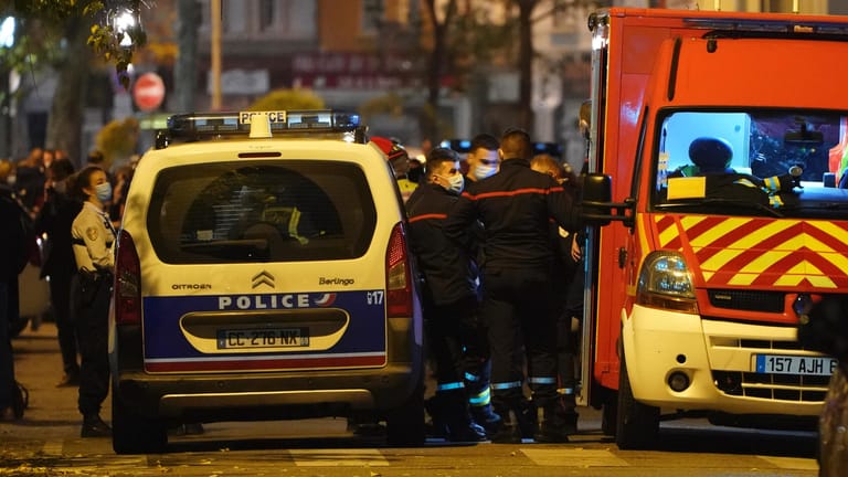 Polizei und Rettungsdienst am Tatort in Lyon: Auf den Priester wurde laut Polizei zwei Mal mit einer abgesägten Schrotflinte geschossen.