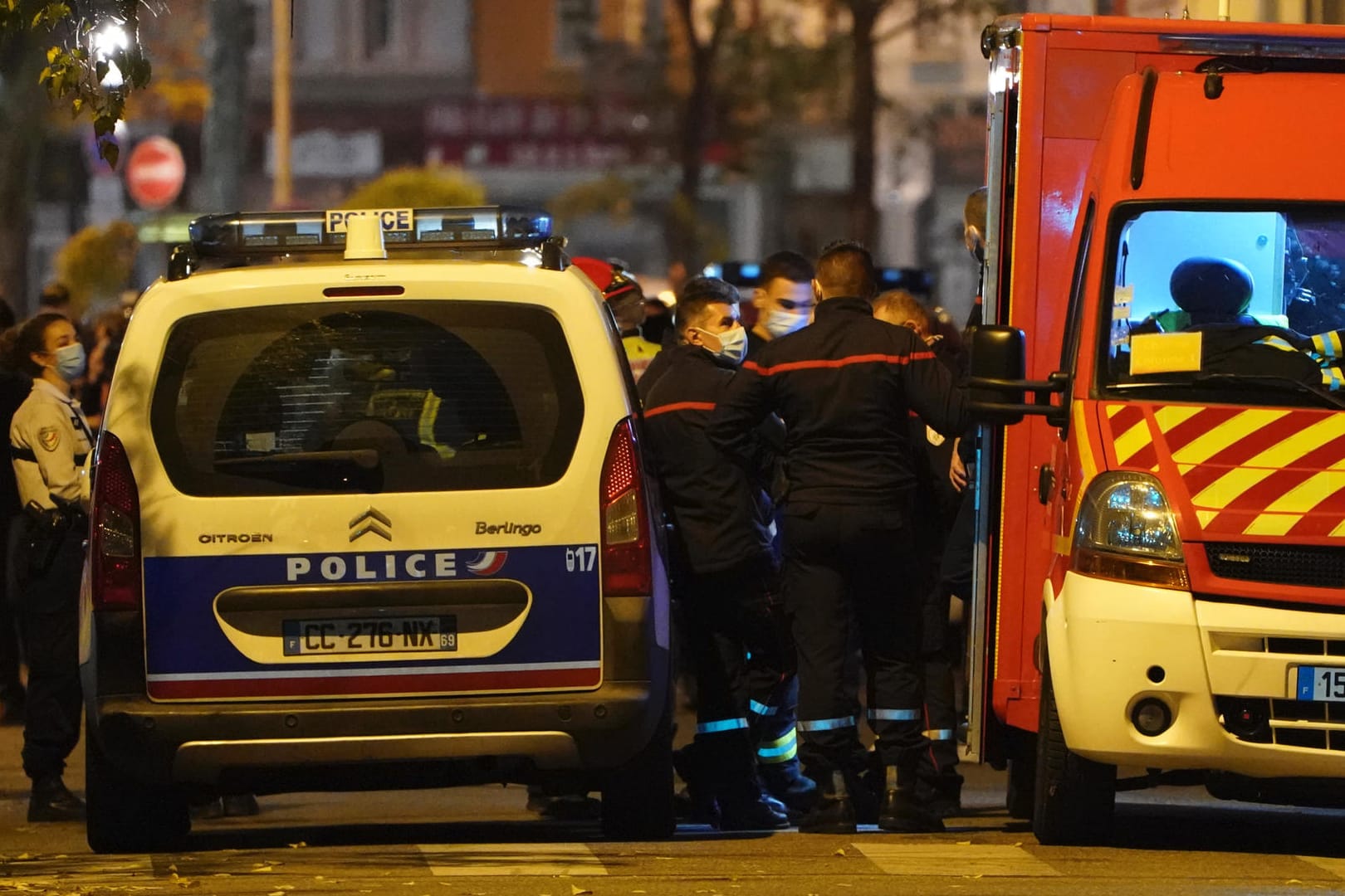 Polizei und Rettungsdienst am Tatort in Lyon: Auf den Priester wurde laut Polizei zwei Mal mit einer abgesägten Schrotflinte geschossen.