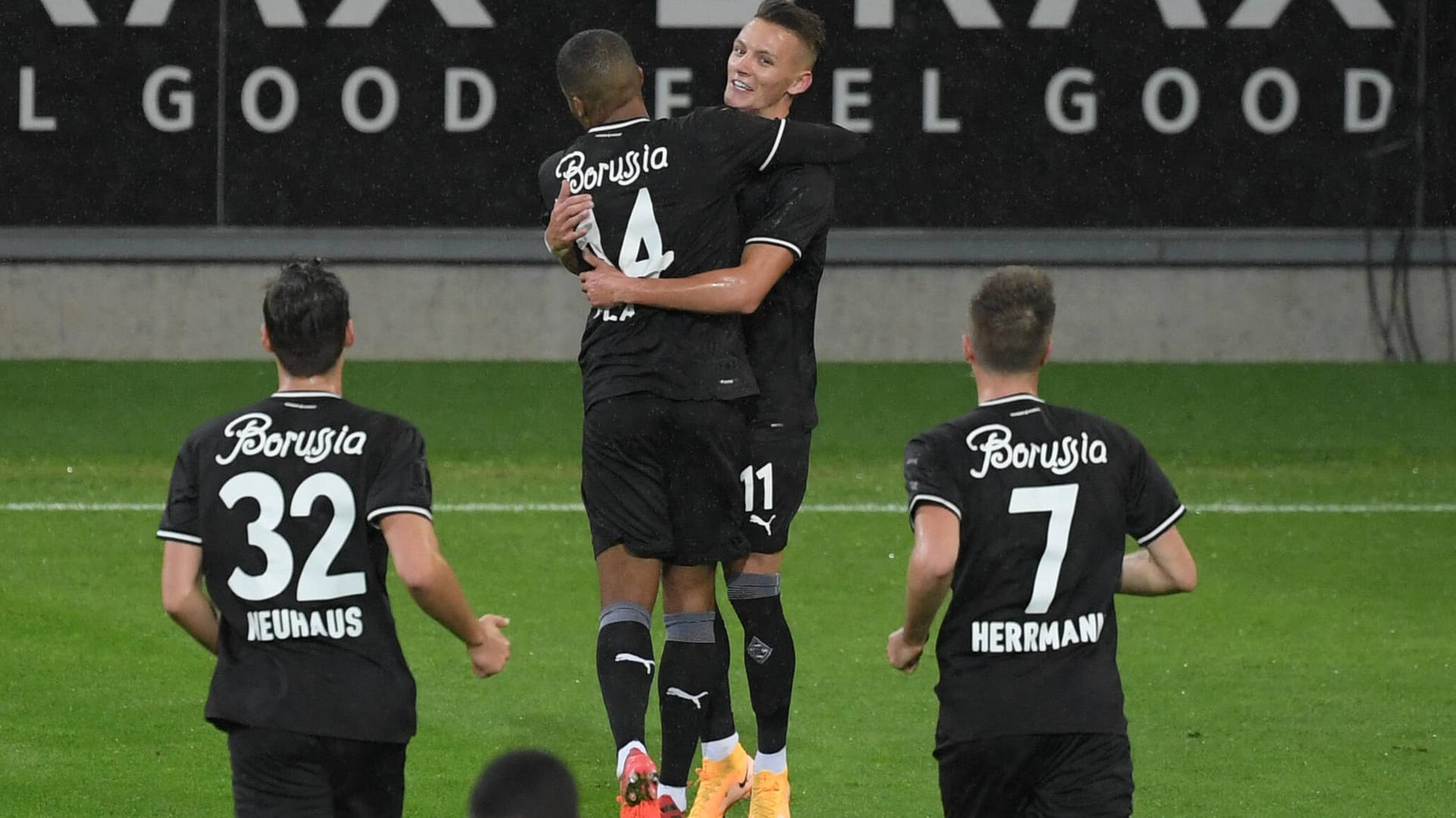 Alassane Plea und Hannes Wolf feiern das Führungstor.