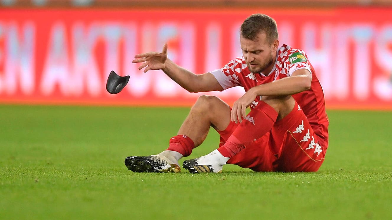 Daniel Brosinski: Der Mainzer Verteidiger war nach dem Spiel in Augsburg bedient. Daniel Brosinski: Der Mainzer Verteidiger war nach dem Spiel in Augsburg bedient.