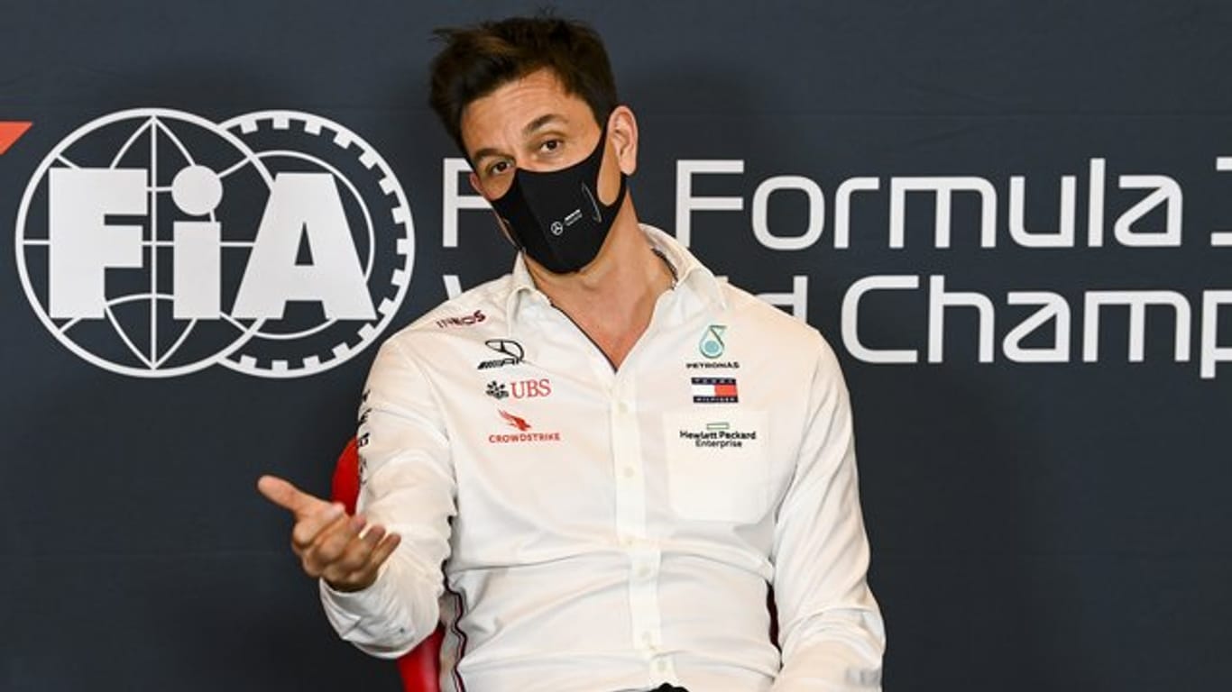 Mercedes-Teamchef Toto Wolff spricht bei einer Pressekonferenz.