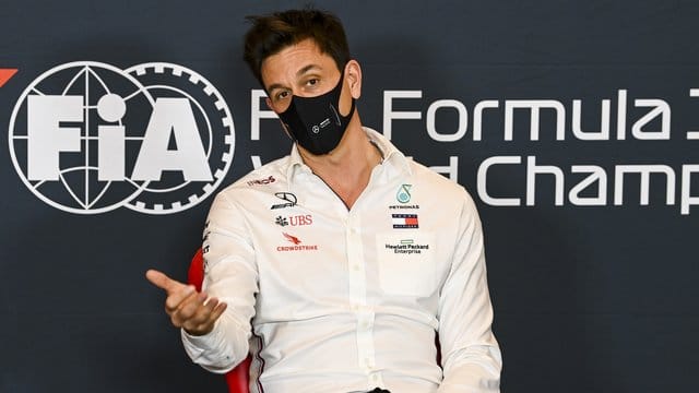 Mercedes-Teamchef Toto Wolff spricht bei einer Pressekonferenz.