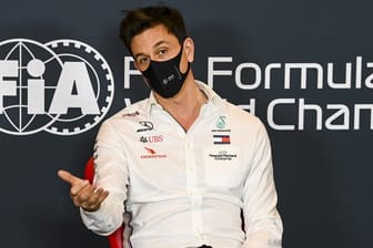 Mercedes-Teamchef Toto Wolff spricht bei einer Pressekonferenz.