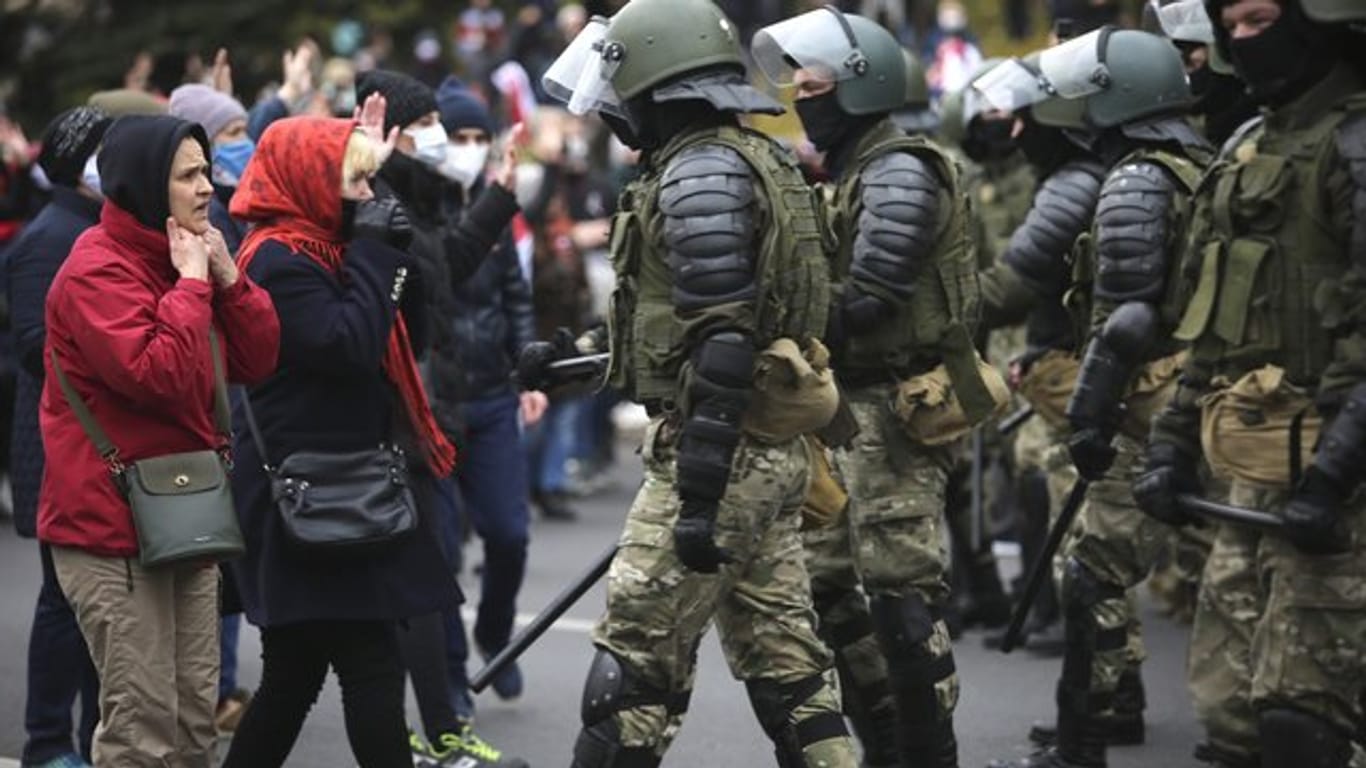 Polizisten und Demonstranten stoßen bei einer Kundgebung der belarussischen Opposition zusammen.