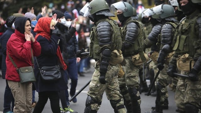 Polizisten und Demonstranten stoßen bei einer Kundgebung der belarussischen Opposition zusammen. Polizisten und Demonstranten stoßen bei einer Kundgebung der belarussischen Opposition zusammen.