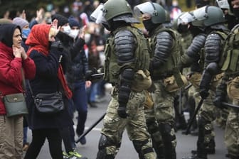 Polizisten und Demonstranten stoßen bei einer Kundgebung der belarussischen Opposition zusammen.