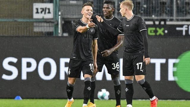 Mönchengladbachs Hannes Wolf (l-r) bejubelt sein Tor zum 1:0 mit Breel Embolo und Oscar Wendt. Mönchengladbachs Hannes Wolf (l-r) bejubelt sein Tor zum 1:0 mit Breel Embolo und Oscar Wendt.