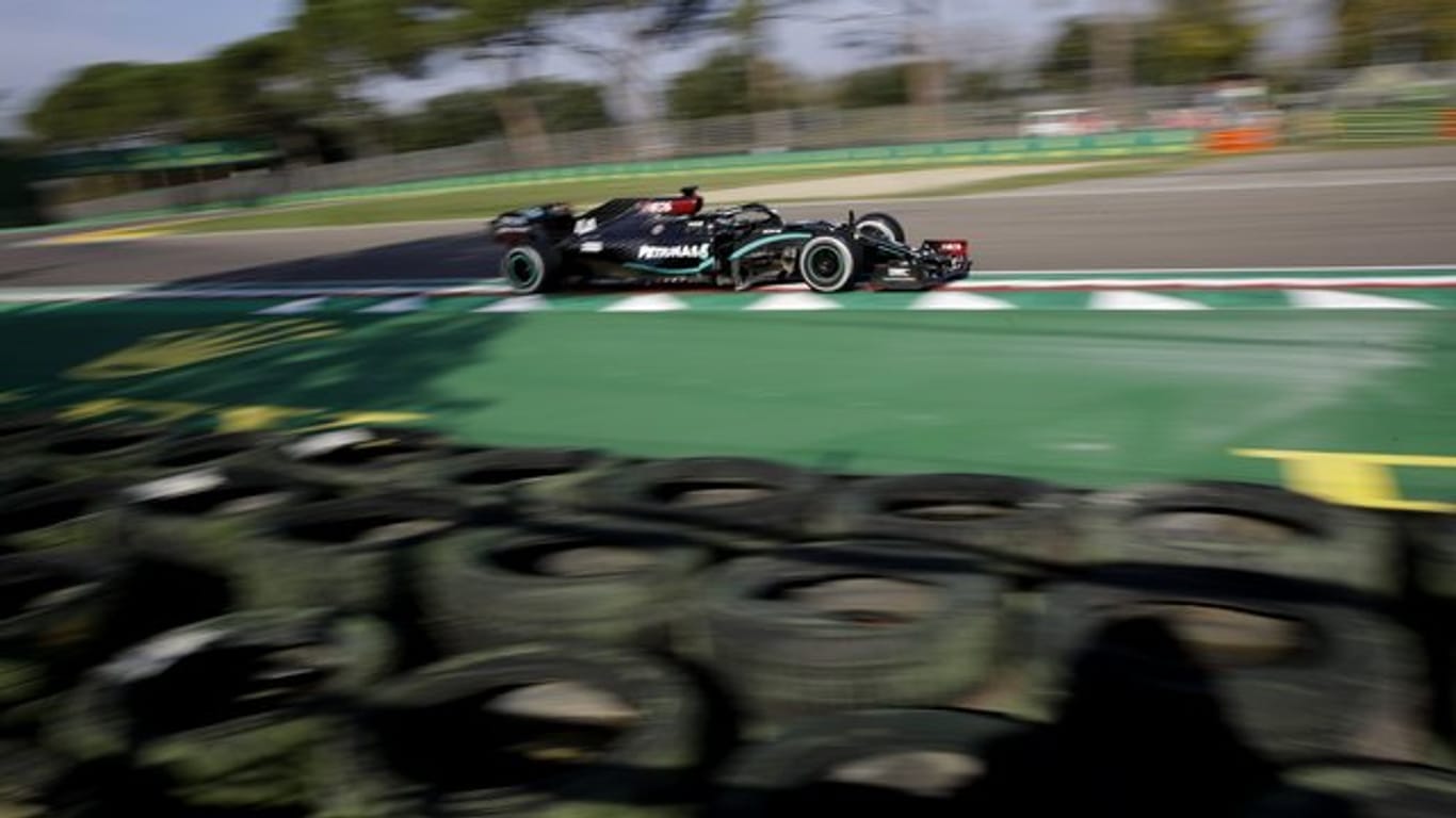 Lewis Hamilton startet hinter Mercedes-Kollegen Valtteri Bottas auf Startplatz zwei in das Rennen.