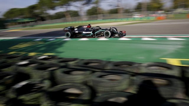Lewis Hamilton startet hinter Mercedes-Kollegen Valtteri Bottas auf Startplatz zwei in das Rennen. Lewis Hamilton startet hinter Mercedes-Kollegen Valtteri Bottas auf Startplatz zwei in das Rennen.