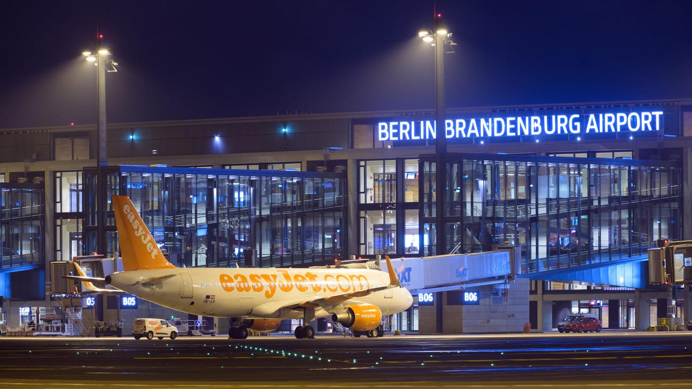 In den Startlöchern: Ein Flugzeug der Fluggesellschaft easyJet wird am Abend nach der Eröffnung des Flughafens Berlin Brandenburg Willy Brandt (BER) am Terminal 1 abgefertigt.