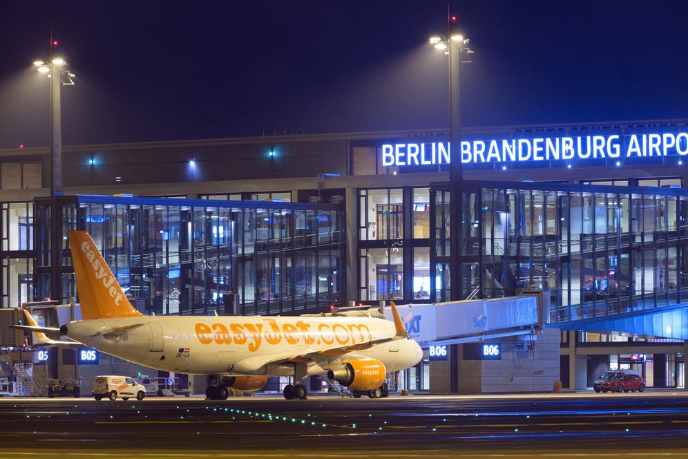 In den Startlöchern: Ein Flugzeug der Fluggesellschaft easyJet wird am Abend nach der Eröffnung des Flughafens Berlin Brandenburg Willy Brandt (BER) am Terminal 1 abgefertigt.