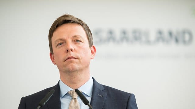 Saarlands Regierungschef Tobias Hans Mitte April bei einer Pressekonferenz in Saarbrücken.