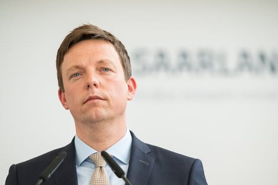 Saarlands Regierungschef Tobias Hans Mitte April bei einer Pressekonferenz in Saarbrücken.
