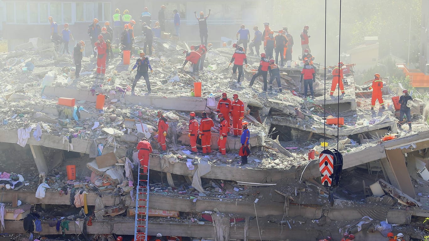 Haus in Trümmern in Izmir: Ein Erdbeben forderte in der westlichen Türkei mehr als 50 Todesopfer.