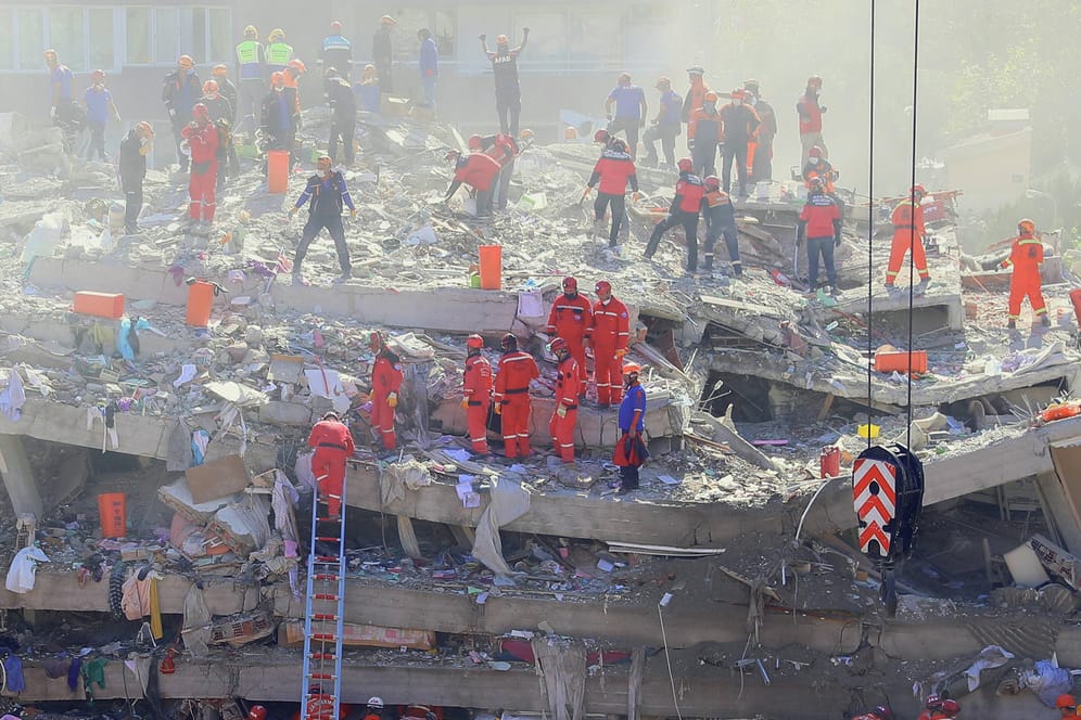Haus in Trümmern in Izmir: Ein Erdbeben forderte in der westlichen Türkei mehr als 50 Todesopfer.